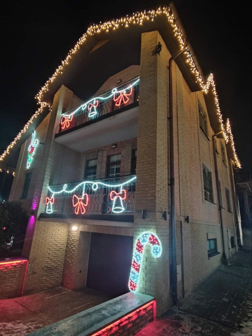 Fațadă de casă privată — vedere 3